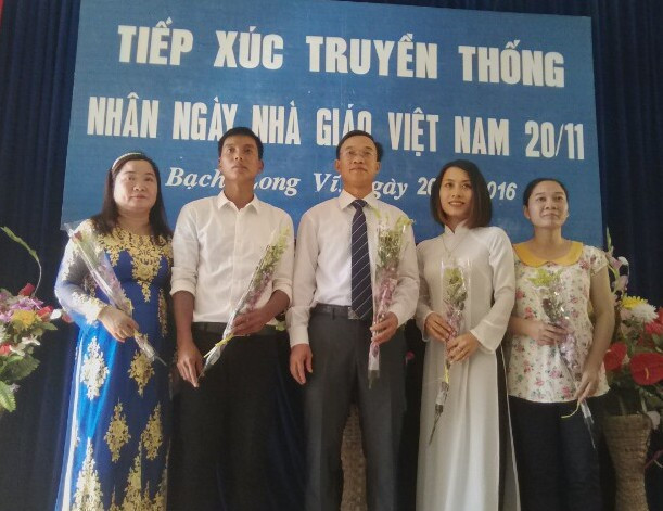 Cô giáo Vũ Thi Hà (người ngoài cùng bên phải) cùng đồng nghiệp nhân ngày nhà giáo Việt Nam (ảnh do nhân vật cung cấp). Cô giáo Vũ Thi Hà (người ngoài cùng bên phải) cùng đồng nghiệp nhân ngày nhà giáo Việt Nam (ảnh do nhân vật cung cấp).