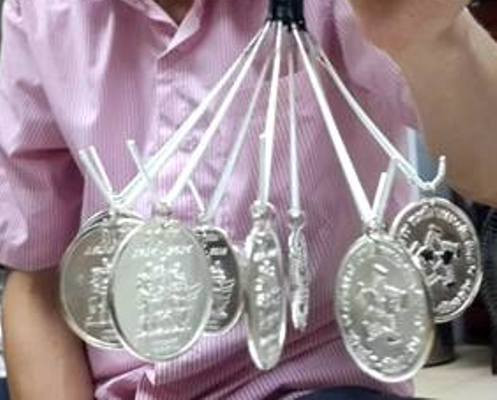 Việc in kỷ niệm chương của ngành than khiến gây nghi ngại một sự lãng phí không nhỏ. Ảnh Trinh Phúc Việc in kỷ niệm chương của ngành than khiến gây nghi ngại một sự lãng phí không nhỏ. Ảnh Trinh Phúc