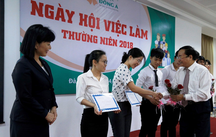 Nhiều sinh viên đã có việc làm ngay trong ngày lễ tốt nghiệp. Ảnh: PC Nhiều sinh viên đã có việc làm ngay trong ngày lễ tốt nghiệp. Ảnh: PC