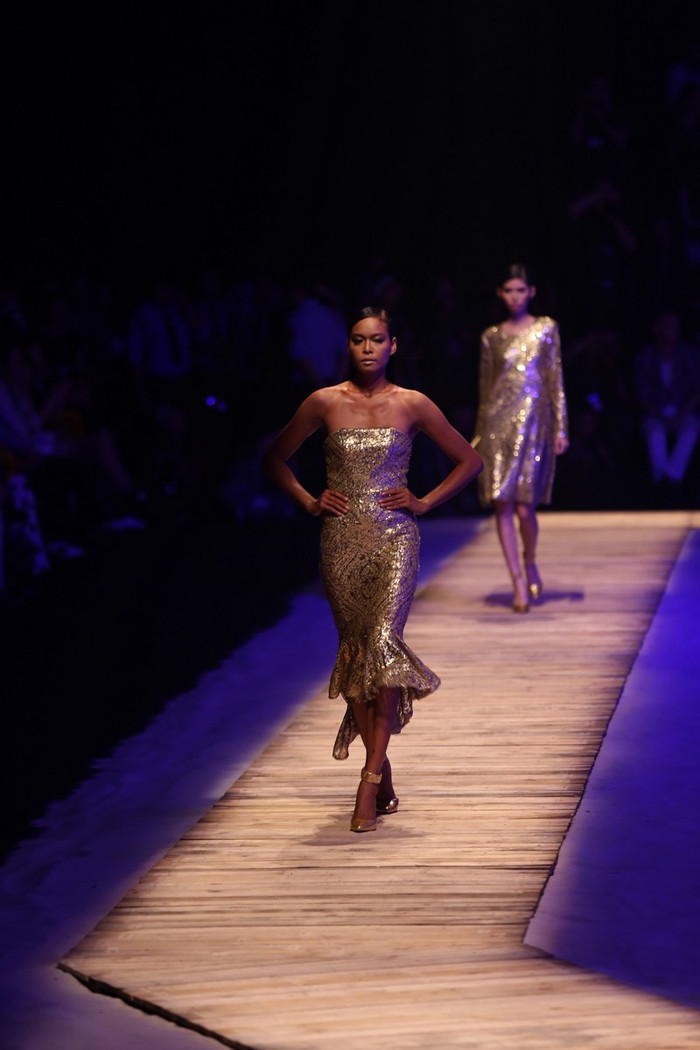 BST thứ 3 lấy cảm hứng nắng vàng, cát trắng cùng màn đêm trên biển, NTK Đỗ Mạnh Cường tiếp tục tạo nên một BST mới mang tên "Biển Đêm".