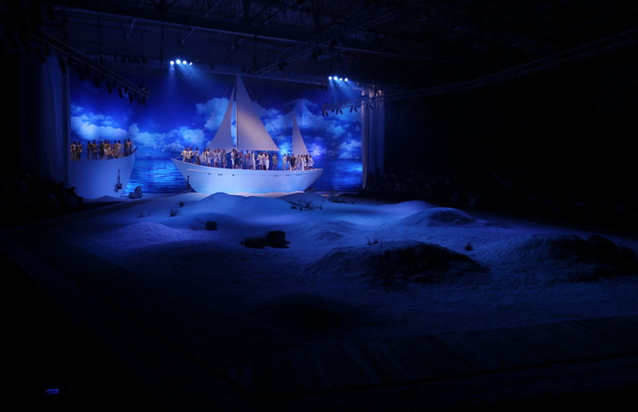 Toàn cảnh sân khấu hoành tráng trong show diễn thời trang "Sea of memory" của NTK Đỗ Mạnh Cường.