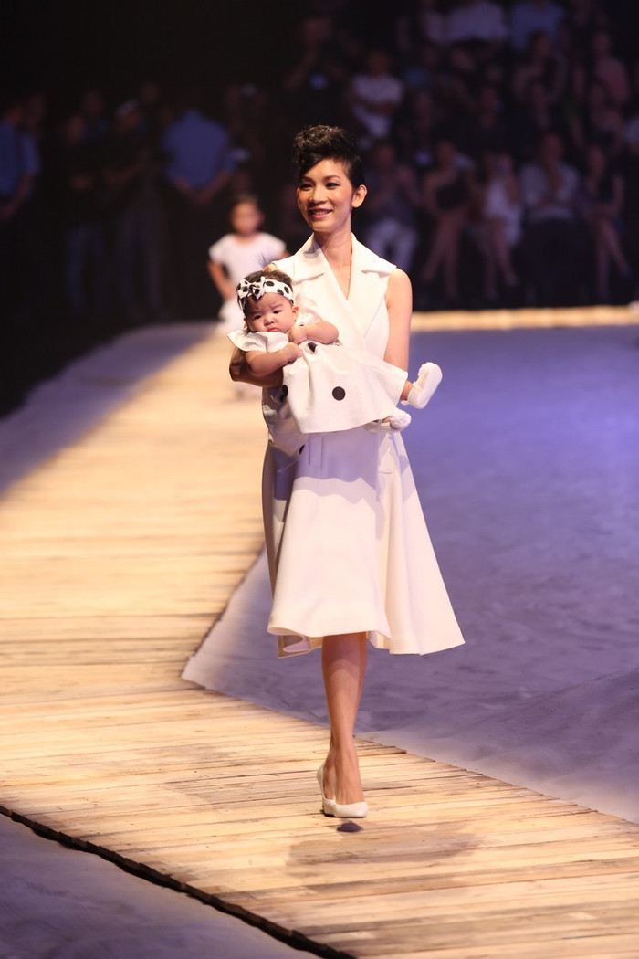 Mở màn chương trình là sự xuất hiện của siêu mẫu Xuân Lan cùng con gái, bên cạnh dàn mẫu nhí. Đây là lần hiếm hoi cựu siêu mẫu xuất hiện trên sàn diễn trong vai trò là một người mẫu. Đặc biệt đây cũng là lần đầu tiên cô xuất hiện cùng con gái.