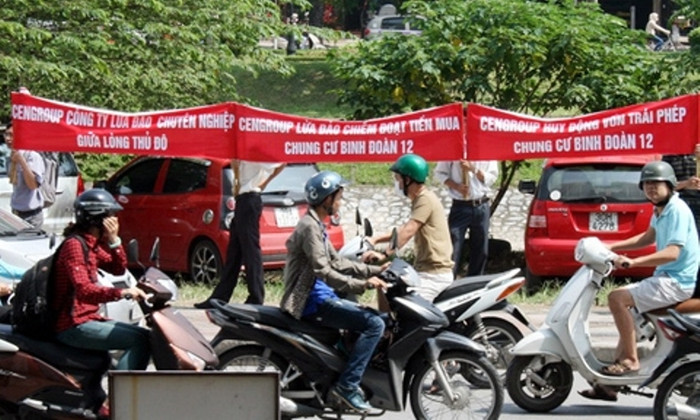 Khách hàng tập trung đòi tiền Công ty BĐS Thế Kỷ.