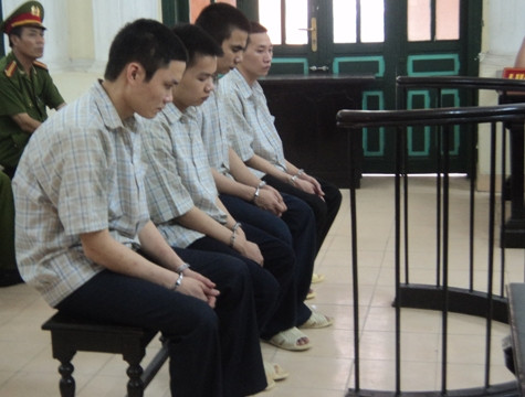 Các bị cáo trước vành móng ngựa