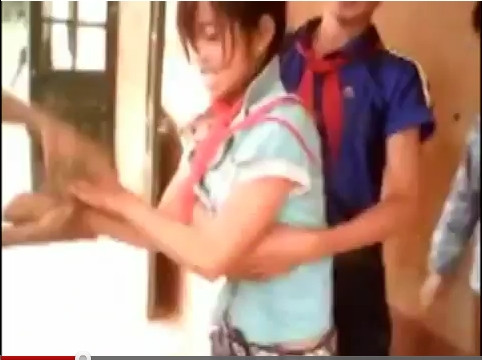 Theo TS Bình, lỗi một phần trong vụ việc này xuất phát từ gia đình các em (Ảnh cắt từ clip) Theo TS Bình, lỗi một phần trong vụ việc này xuất phát từ gia đình các em (Ảnh cắt từ clip)