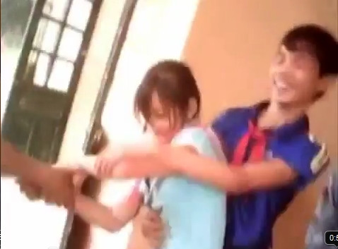 Nét mặt sung sướng của một nam sinh (Ảnh cắt từ clip) Nét mặt sung sướng của một nam sinh (Ảnh cắt từ clip)