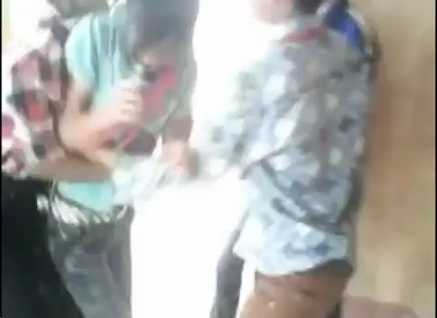 Dù đã cố gắng hết sức nhưng nữ sinh này vẫn không thoát khỏi "vòng vây" (Ảnh cắt từ clip) Dù đã cố gắng hết sức nhưng nữ sinh này vẫn không thoát khỏi "vòng vây" (Ảnh cắt từ clip)