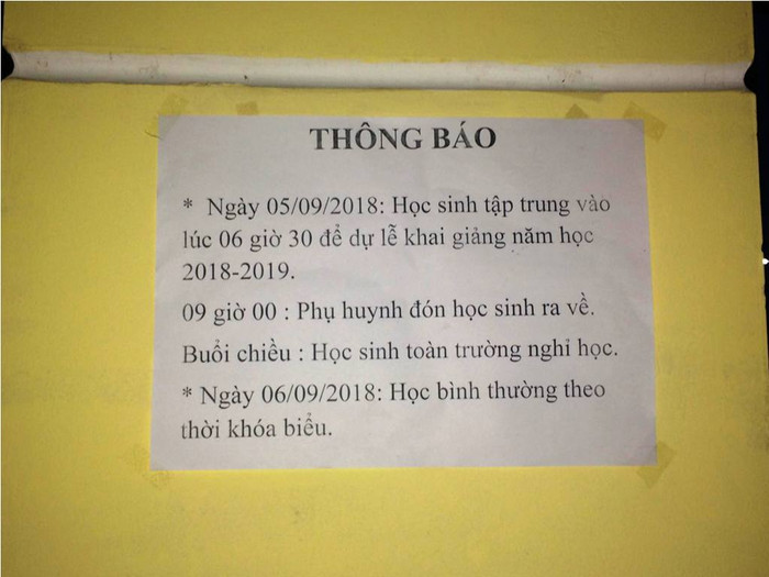 Thông báo nghỉ học sau khai giảng ở Huế. Ảnh: TL