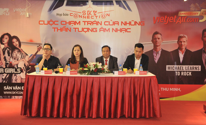 Đại diện ban tổ chức trả lời câu hỏi của phóng viên báo chí. ảnh: vietjet.