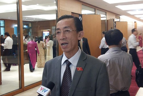 PGS.TS Trần Hoàng Ngân cho rằng, để Nghị quyết quản lý nợ công, cơ cấu ngân sách nhà nước đi vào thực tiễn cần vai trò rất lớn của Chính phủ, các Bộ, Ngành - ảnh: Ngọc Quang. PGS.TS Trần Hoàng Ngân cho rằng, để Nghị quyết quản lý nợ công, cơ cấu ngân sách nhà nước đi vào thực tiễn cần vai trò rất lớn của Chính phủ, các Bộ, Ngành - ảnh: Ngọc Quang.