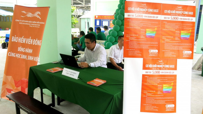 VASS giới thiệu đến các em sinh viên Trường Đại học Kinh tế Long An cơ hội kinh doanh sau khi tốt nghiệp thông qua chương trình “Khởi nghiệp cùng VASS” - ảnh nguồn: VASS