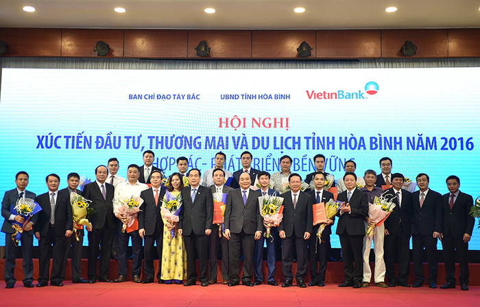 Thủ tướng dự Hội nghị xúc tiến đầu tư, thương mại, du lịch Hòa Bình. ảnh: VGP. Thủ tướng dự Hội nghị xúc tiến đầu tư, thương mại, du lịch Hòa Bình. ảnh: VGP.