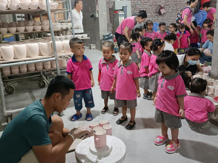 Các em học sinh Trường Mầm non Sơn Ca Định Công trong giờ học ngoại khóa (Nguồn: Trường Mầm non Sơn Ca Định Công). Các em học sinh Trường Mầm non Sơn Ca Định Công trong giờ học ngoại khóa (Nguồn: Trường Mầm non Sơn Ca Định Công).