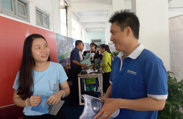 Sinh viên tìm hiểu về các chính sách học bổng của các trường đại học danh tiếng trên thế giới. Ảnh: TT