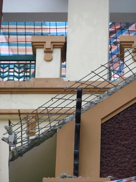 Việc phá dỡ ngôi nhà được tiến hành khá nhanh