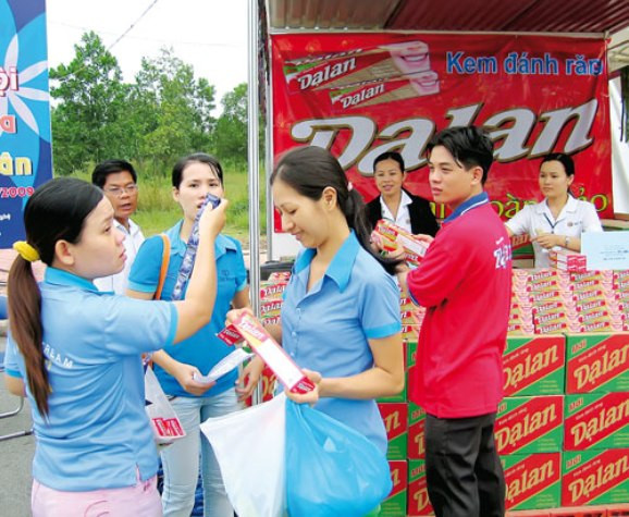 So với thị phần kem đánh răng Dạ Lan những năm 1994 (chiếm 70% thị phần kem đánh răng cả nước) thì Dạ Lan thời hậu "thôn tính" thật nhỏ bé. So với thị phần kem đánh răng Dạ Lan những năm 1994 (chiếm 70% thị phần kem đánh răng cả nước) thì Dạ Lan thời hậu "thôn tính" thật nhỏ bé.