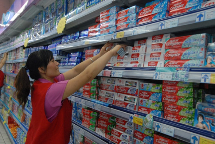 Sau khi "giết bỏ" nàng Dạ Lan, Colgate Palmolive đã xây dựng thay bằng thương hiệu kem đánh răng Colgate và hiện nay thị trường kem đánh răng Việt Nam đang bị Colgate của Colgate Palmolive và P/S của Unilever thôn tính Sau khi "giết bỏ" nàng Dạ Lan, Colgate Palmolive đã xây dựng thay bằng thương hiệu kem đánh răng Colgate và hiện nay thị trường kem đánh răng Việt Nam đang bị Colgate của Colgate Palmolive và P/S của Unilever thôn tính