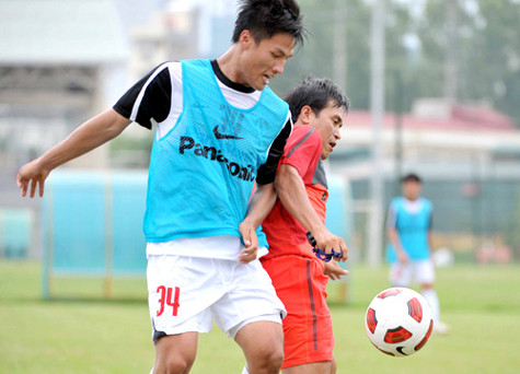 Không hiểu dựa vào cơ sở nào để triệu tập Hồng Quân (trái) vào ĐT Việt Nam, trong khi thời gian vừa qua không biết Hồng Quân thi đấu ở đâu? Ảnh: VSI Không hiểu dựa vào cơ sở nào để triệu tập Hồng Quân (trái) vào ĐT Việt Nam, trong khi thời gian vừa qua không biết Hồng Quân thi đấu ở đâu? Ảnh: VSI