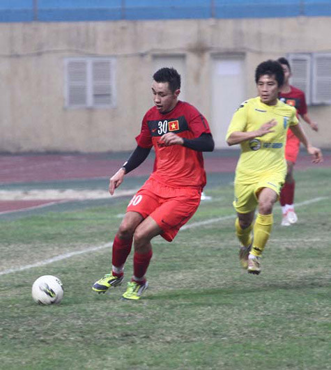 Hai cầu thủ Việt kiều đã phàn nàn với đồng đội: “Sao họ đá thô bạo thế?”. Hai cầu thủ Việt kiều đã phàn nàn với đồng đội: “Sao họ đá thô bạo thế?”.