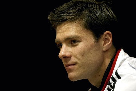 Một mình Alonso giữa bầy sói. Một mình Alonso giữa bầy sói.