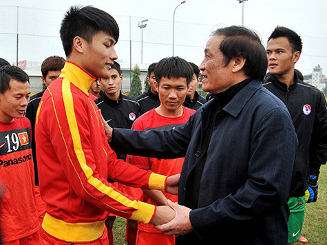 Với HLV nào của ĐTVN, ông chủ tịch cũng đi xuống từ chiếc ghế rất bền vững của mình để “tay bắt mặt mừng”, động viên đến nơi đến chốn. Với HLV nào của ĐTVN, ông chủ tịch cũng đi xuống từ chiếc ghế rất bền vững của mình để “tay bắt mặt mừng”, động viên đến nơi đến chốn.