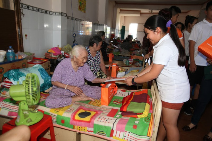 Con, cháu trong gia đình Lãnh sự danh dự Nam Phi tích cực tham gia "Ngày Chủ Nhật Xanh". Các em đã đến thăm hỏi, tặng quà cho các em nhỏ, các cụ già neo đơn tại 5 mái ấm, trung tâm nhân đạo và bệnh viện trong địa bàn Thành phố.