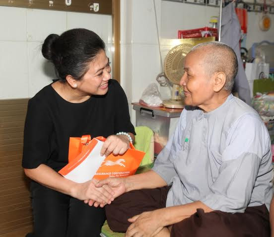 Bà Đỗ Thị Kim Liên, Lãnh sự Nam Phi thăm hỏi và tặng quà các cụ già.