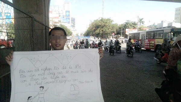 Ông bố trẻ Phùng Đức N. cầm biển xin việc giữa ngã tư Ông bố trẻ Phùng Đức N. cầm biển xin việc giữa ngã tư