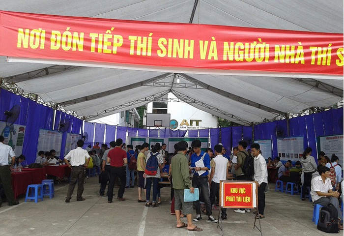 Lượng thí sinh và phụ huynh đổ về Đại học Giao thông vận tải đầu giờ sáng ngày 19/8 Lượng thí sinh và phụ huynh đổ về Đại học Giao thông vận tải đầu giờ sáng ngày 19/8