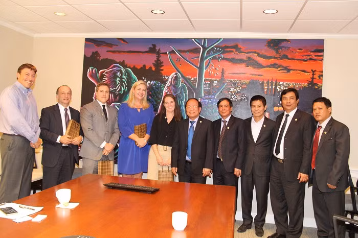 Bộ trưởng Hoàng Tuấn Anh tặng Tổng thống Obama Truyện Kiều ảnh 3