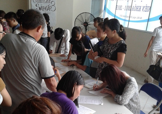 Thí sinh, phụ huynh loay hoay viết giấy Cam kết về giấy Uỷ quyền tại Đại học Luật Hà Nội Thí sinh, phụ huynh loay hoay viết giấy Cam kết về giấy Uỷ quyền tại Đại học Luật Hà Nội