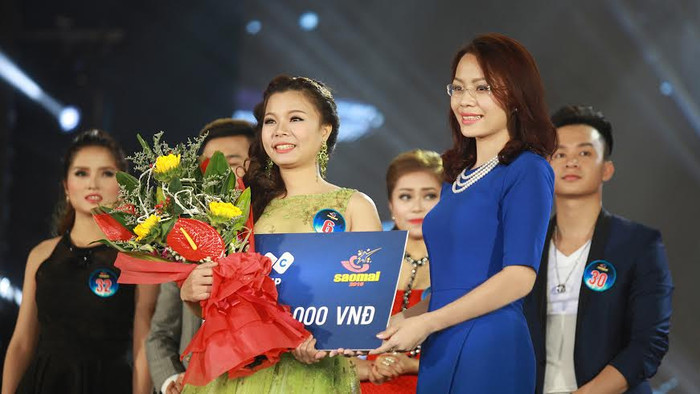 Bà Hương Trần Kiều Dung, Tổng giám đốc Tập đoàn FLC trao thưởng cho thí sinh Lê Thị Dung – thí sinh được khán giả bình chọn nhiều nhất qua tin nhắn. Trong 3 đêm thi trước, Tập đoàn FLC cũng đã trao 3 giải thưởng, mỗi giải trị giá 10.000.000 đồng cho những thí sinh được bình chọn nhiều nhất trong các đêm thi. Bà Hương Trần Kiều Dung, Tổng giám đốc Tập đoàn FLC trao thưởng cho thí sinh Lê Thị Dung – thí sinh được khán giả bình chọn nhiều nhất qua tin nhắn. Trong 3 đêm thi trước, Tập đoàn FLC cũng đã trao 3 giải thưởng, mỗi giải trị giá 10.000.000 đồng cho những thí sinh được bình chọn nhiều nhất trong các đêm thi.