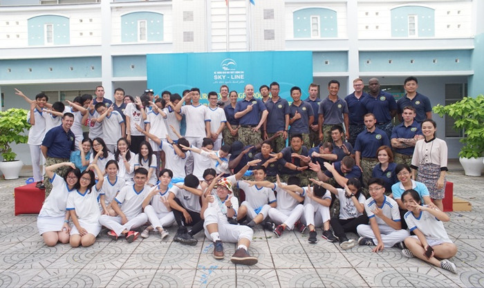 Giao lưu giữa Hải quân Hoa Kỳ và học sinh Đà Nẵng. Ảnh: AN Giao lưu giữa Hải quân Hoa Kỳ và học sinh Đà Nẵng. Ảnh: AN