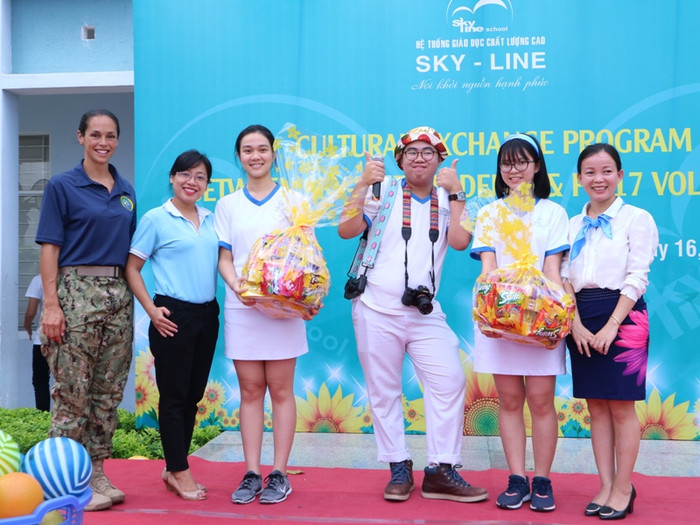 Đặng Gia Khánh (thứ 3 từ phải sang) trong chương trình giao lưu. Đặng Gia Khánh (thứ 3 từ phải sang) trong chương trình giao lưu.