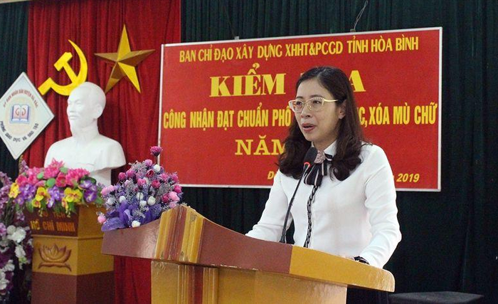 Tiến sỹ Bùi Thị Kim Tuyến (Giám đốc Sở Giáo dục và Đào tạo Hòa Bình) (ảnh: Phòng Giáo dục và Đào tạo Đà Bắc) Tiến sỹ Bùi Thị Kim Tuyến (Giám đốc Sở Giáo dục và Đào tạo Hòa Bình) (ảnh: Phòng Giáo dục và Đào tạo Đà Bắc)