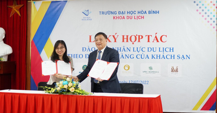 Trường Đại học Hòa Bình ký kết hợp tác với khách sạn Công ty cổ phần quản lý khách sạn và dịch vụ Mandala