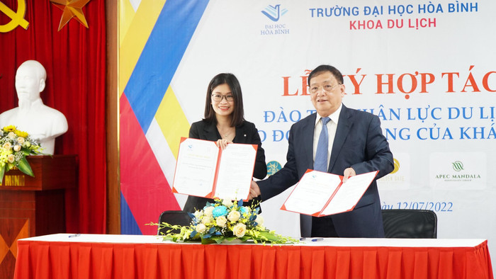 Trường Đại học Hòa Bình ký kết hợp tác với Khách sạn Sofitel Legend Metropole Hà Nội