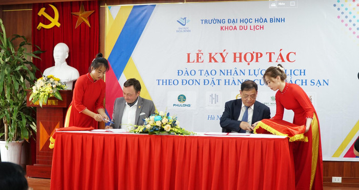 Trường Đại học Hòa Bình ký kết hợp tác với Quần thể du lịch Quốc tế Ariyana Tourism Complex Đà Nẵng