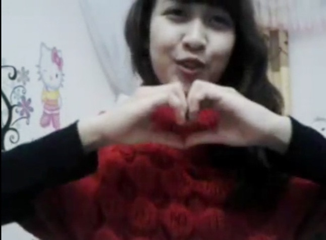 HÌnh một trái tim được cô gái tạo ra bằng tay dành tặng cho người yêu HÌnh một trái tim được cô gái tạo ra bằng tay dành tặng cho người yêu