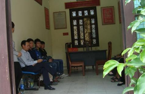 Ba trong số 5 đối tượng bị triệu tập (ngồi trong cùng bên phải ảnh) và... Ba trong số 5 đối tượng bị triệu tập (ngồi trong cùng bên phải ảnh) và...