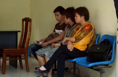 ... hai đối tượng còn lại (ngồi trong cùng bên trái ảnh) tại cơ quan công an ... hai đối tượng còn lại (ngồi trong cùng bên trái ảnh) tại cơ quan công an