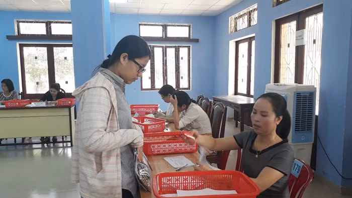 Thí sinh làm thủ tục nhập học tại Đại học Huế. Ảnh: TL