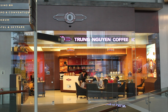 Góc Cà phê Trung Nguyên tại Marina Sands, một tổ hợp khu kinh doanh, nghỉ dưỡng kết hợp casino, tọa lạc bên bờ vịnh Marina của Singapore. Góc Cà phê Trung Nguyên tại Marina Sands, một tổ hợp khu kinh doanh, nghỉ dưỡng kết hợp casino, tọa lạc bên bờ vịnh Marina của Singapore.