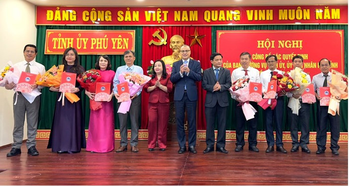 Bà Võ Thị Minh Duyên – Chủ tịch Hội đồng trường Trường Đại học Phú Yên (đứng thứ 3 từ trái sang) được điều động, bổ nhiệm giữ chức vụ Phó Giám đốc Sở Giáo dục và Đào tạo tỉnh Phú Yên (Ảnh: phuyen.gov.vn) 2.jpg