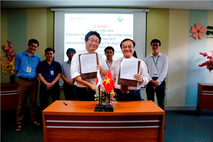 Trường Đại học Đông Á hợp tác với doanh nghiệp công nghệ thông tin tìm kiếm đầu ra cho sinh viên. Trường Đại học Đông Á hợp tác với doanh nghiệp công nghệ thông tin tìm kiếm đầu ra cho sinh viên.