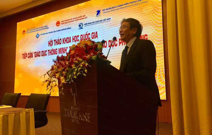 Ông Vũ Đình Chuẩn – Vụ trưởng Vụ Giáo dục Trung học chia sẻ về "giáo dục thông minh". Ảnh: HN