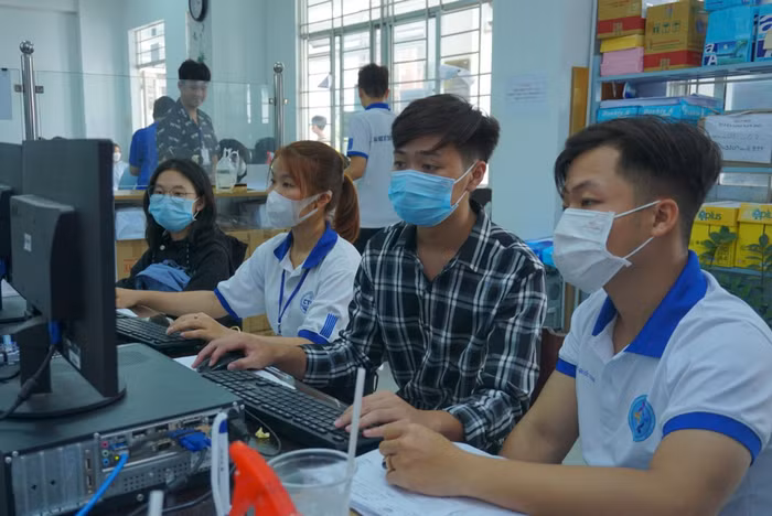 Các bạn sinh viên Trường Đại học Kỹ thuật - Công nghệ Cần Thơ trong buổi hỗ trợ nhập học đầu khóa (Nguồn: Fanpage nhà trường). Các bạn sinh viên Trường Đại học Kỹ thuật - Công nghệ Cần Thơ trong buổi hỗ trợ nhập học đầu khóa (Nguồn: Fanpage nhà trường).