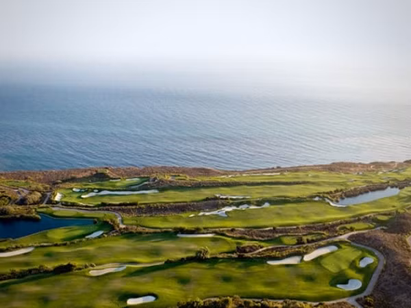 5. Ngoài ra, Donald Trump cũng sở hữu bốn sân golf ở Mỹ. Trong đó, nổi tiếng nhất là Trump National Golf Club (Los Angeles, Mỹ) với chi phí ước tính 264 triệu USD, đây cũng là sân golf đắt nhất thế giới từng được xây dựng. Sân golf nằm trên bán đảo Palos Verdes xinh đẹp, rộng 6.622 m2, có 3 thác nước nhân tạo, nhiều nhà hàng nổi tiếng cung cấp dịch vụ vô cùng tiện nghi.