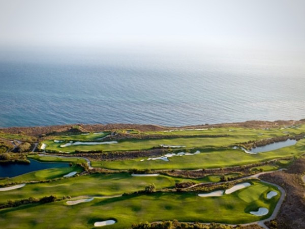 5. Ngoài ra, Donald Trump cũng sở hữu bốn sân golf ở Mỹ. Trong đó, nổi tiếng nhất là Trump National Golf Club (Los Angeles, Mỹ) với chi phí ước tính 264 triệu USD, đây cũng là sân golf đắt nhất thế giới từng được xây dựng. Sân golf nằm trên bán đảo Palos Verdes xinh đẹp, rộng 6.622 m2, có 3 thác nước nhân tạo, nhiều nhà hàng nổi tiếng cung cấp dịch vụ vô cùng tiện nghi. 5. Ngoài ra, Donald Trump cũng sở hữu bốn sân golf ở Mỹ. Trong đó, nổi tiếng nhất là Trump National Golf Club (Los Angeles, Mỹ) với chi phí ước tính 264 triệu USD, đây cũng là sân golf đắt nhất thế giới từng được xây dựng. Sân golf nằm trên bán đảo Palos Verdes xinh đẹp, rộng 6.622 m2, có 3 thác nước nhân tạo, nhiều nhà hàng nổi tiếng cung cấp dịch vụ vô cùng tiện nghi.