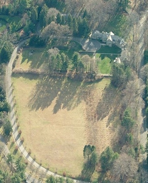 3. Năm 1995, Donald Trump đã mua một khu bất động sản rộng hơn 86 ha ở Bedford, New York (Mỹ) được gọi là Seven Springs, với giá 7,5 triệu USD. Biệt thự trong khu bất động sản có 13 phòng ngủ, 12 phòng tắm, sàn nhà được lát bằng đá cẩm thạch, một phòng chơi hai tầng, bể bơi trong nhà. 3. Năm 1995, Donald Trump đã mua một khu bất động sản rộng hơn 86 ha ở Bedford, New York (Mỹ) được gọi là Seven Springs, với giá 7,5 triệu USD. Biệt thự trong khu bất động sản có 13 phòng ngủ, 12 phòng tắm, sàn nhà được lát bằng đá cẩm thạch, một phòng chơi hai tầng, bể bơi trong nhà.